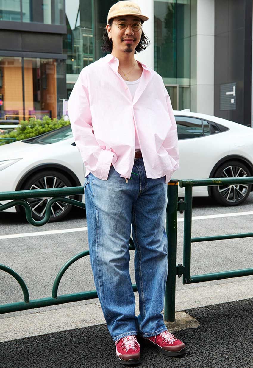 秋の王道「シャツ×ブルーデニム」、攻略の鍵は“ボタン使い”。街角3人のコーデに見る正解例 - 4枚目の画像