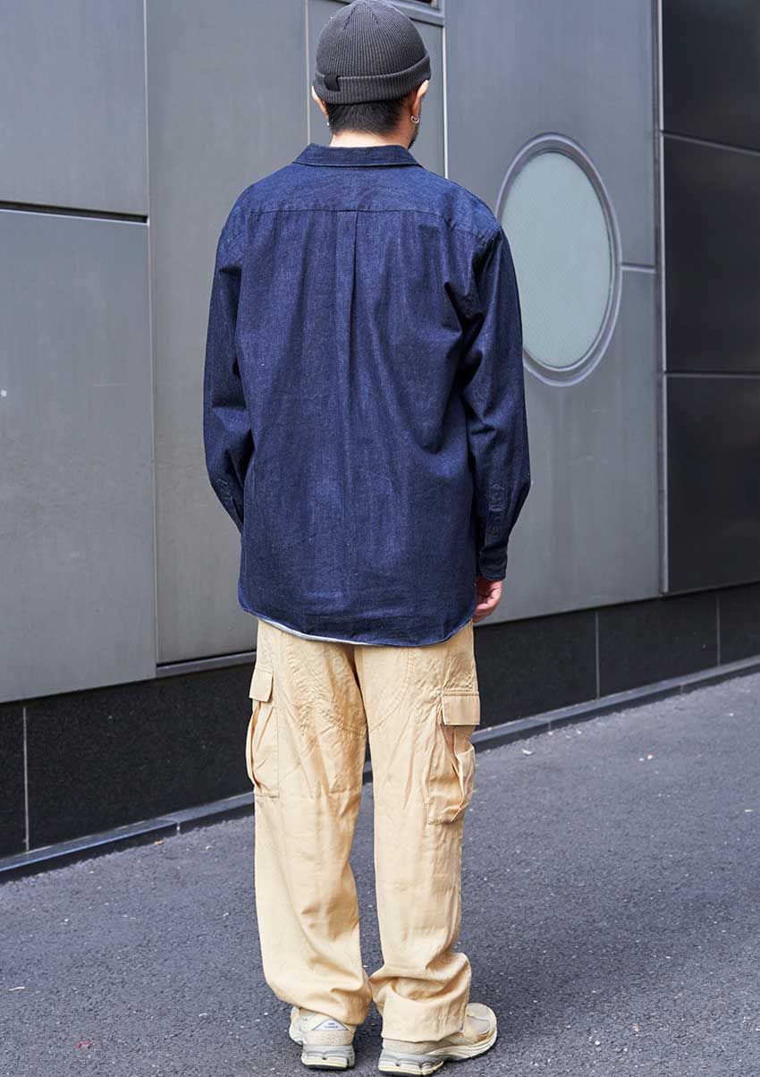 ブルーの“デニムシャツ”でキメた街角の3人。愛用ブランドはリー、コモリetc. - 2枚目の画像