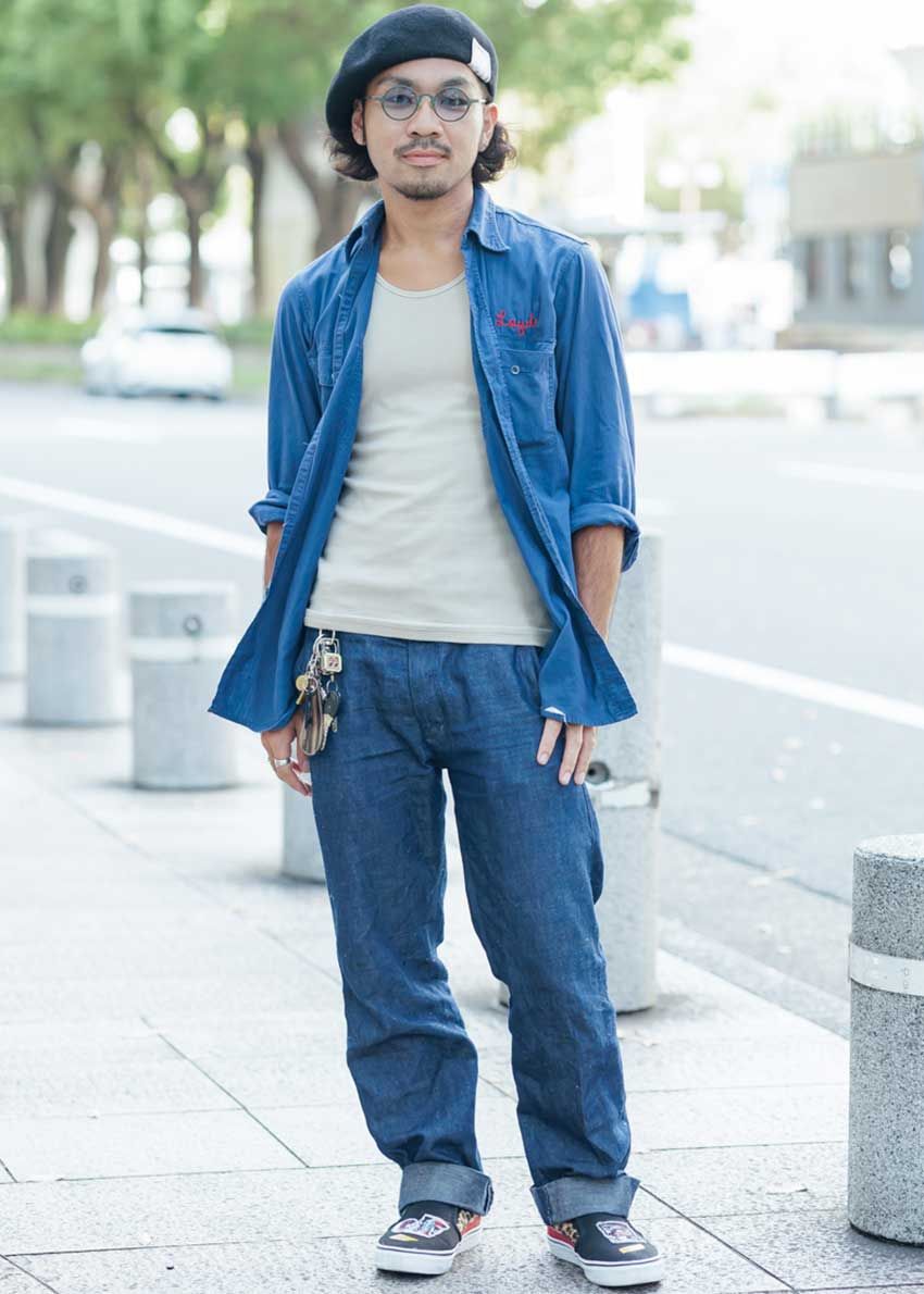ブルーの“デニムシャツ”でキメた街角の3人。愛用ブランドはリー、コモリetc. - 4枚目の画像