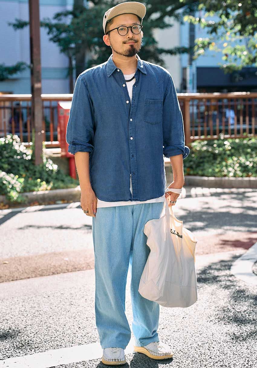 ブルーの“デニムシャツ”でキメた街角の3人。愛用ブランドはリー、コモリetc. - 7枚目の画像