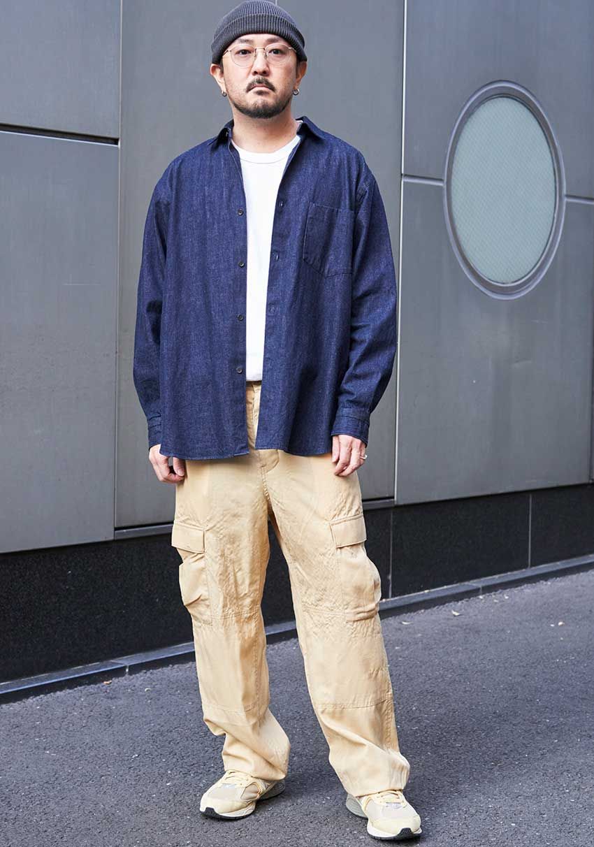 ブルーの“デニムシャツ”でキメた街角の3人。愛用ブランドはリー、コモリetc. - 1枚目の画像