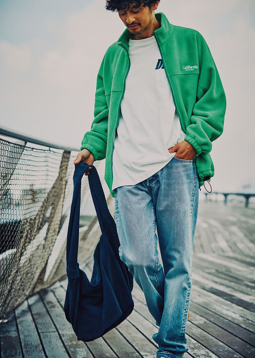 若々しいけど、若作りではない！理想的スタイルのヒントは“デニム×ビビッドカラー”にあり - 2枚目の画像