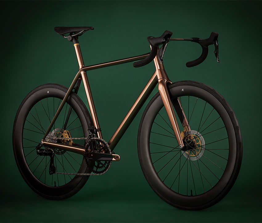 まるで自転車版“究極と至高”の対決！ マクラーレンとアストン