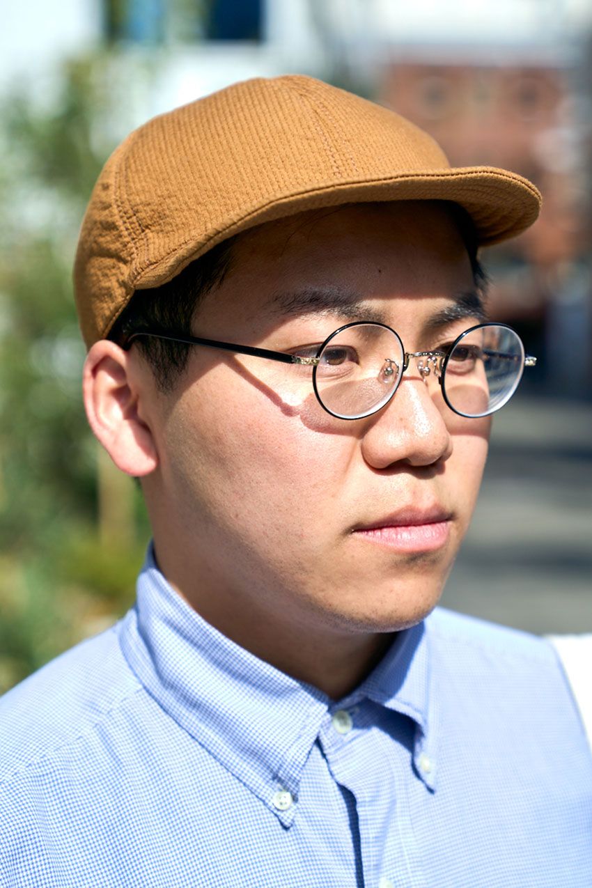 秋の「ラルフ ローレン」コーデ3選。シャツ、ニット、チノパンが似合う3人をスナップで - 2枚目の画像