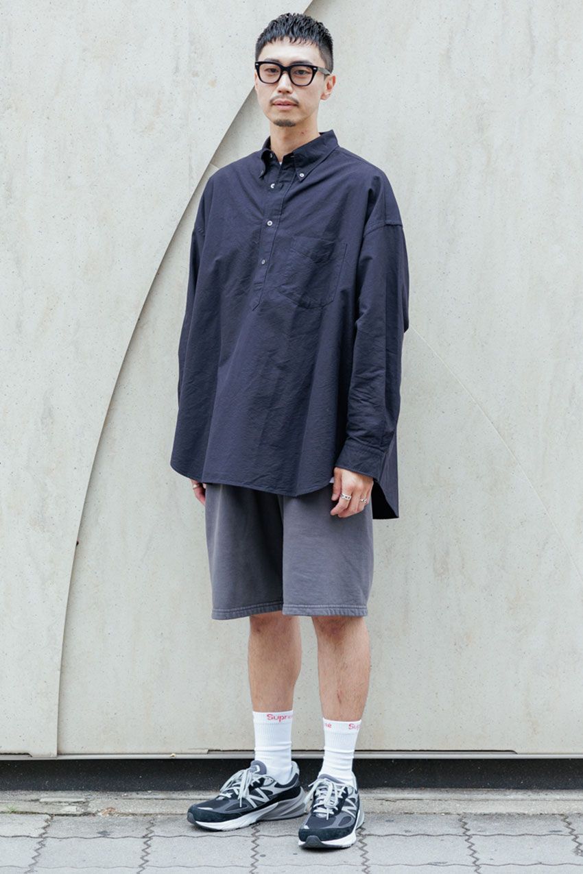 「プルオーバーシャツ」でキメた街角の3人。秋服の参考になるコーデ術を紹介！ - 6枚目の画像