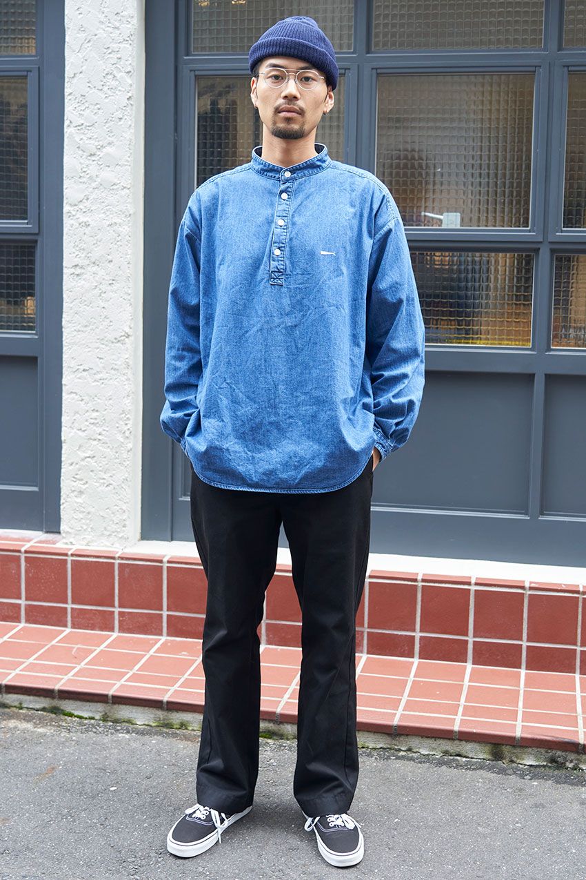 「プルオーバーシャツ」でキメた街角の3人。秋服の参考になるコーデ術を紹介！ - 2枚目の画像