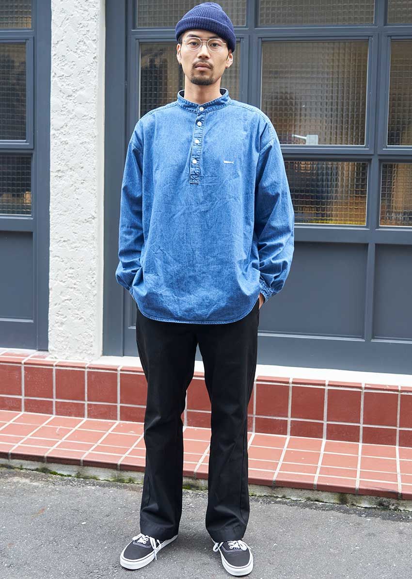 オーシャンズ世代の永久定番！ ヴァンズ「オーセンティック」を履きこなす3人の秋コーデ - 5枚目の画像