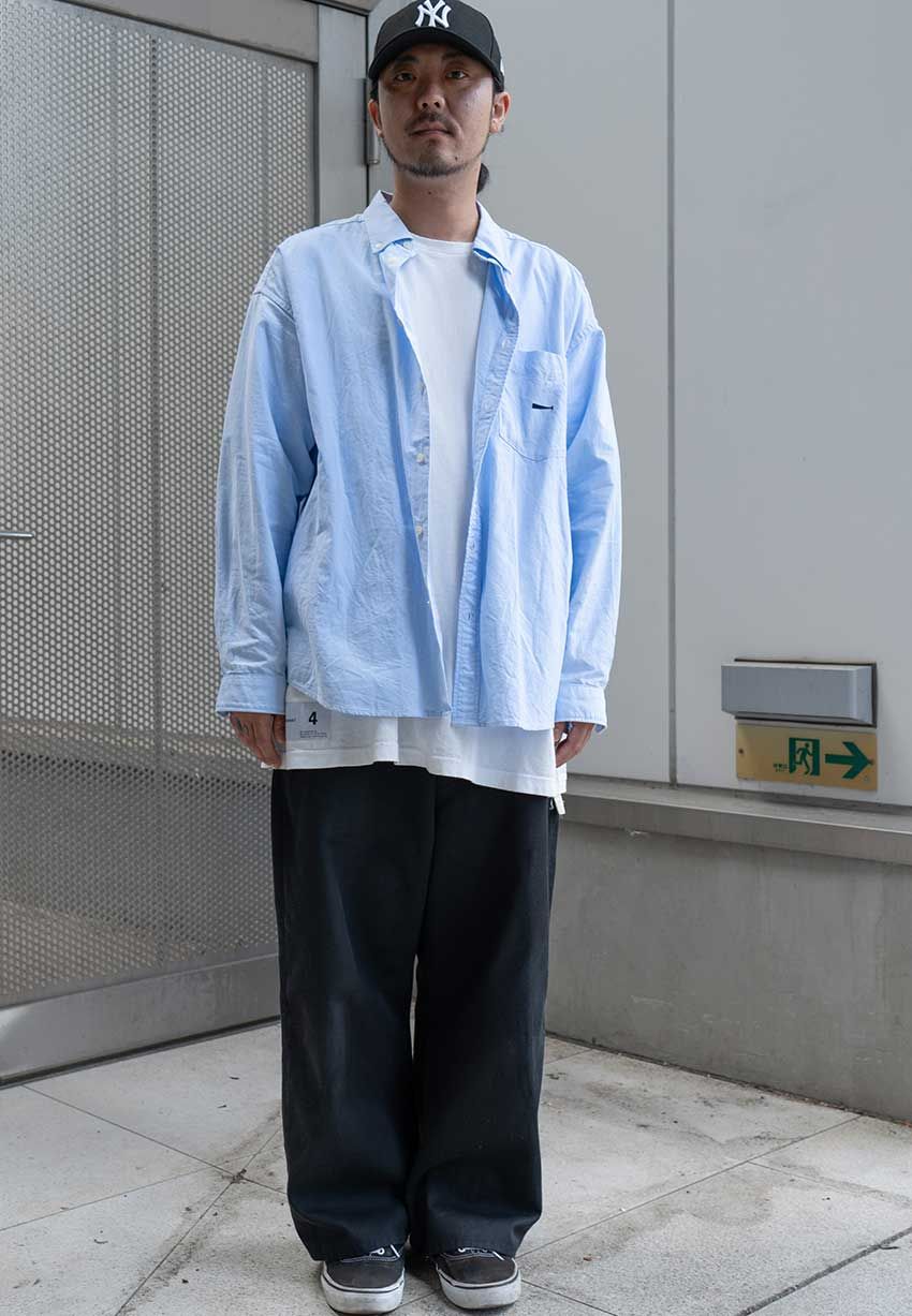 オーシャンズ世代の永久定番！ ヴァンズ「オーセンティック」を履きこなす3人の秋コーデ - 2枚目の画像