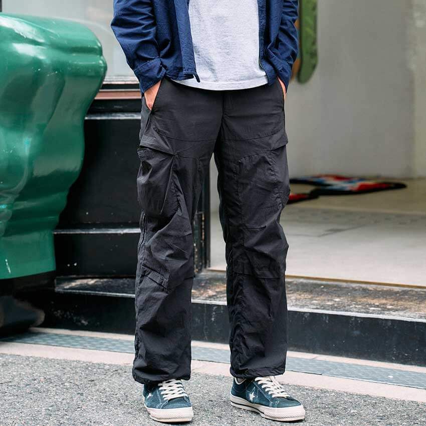 ラフすぎない「シャカパン」着こなし術を3人のスナップで。シャツ合わせ、セットアップetc. - 1枚目の画像