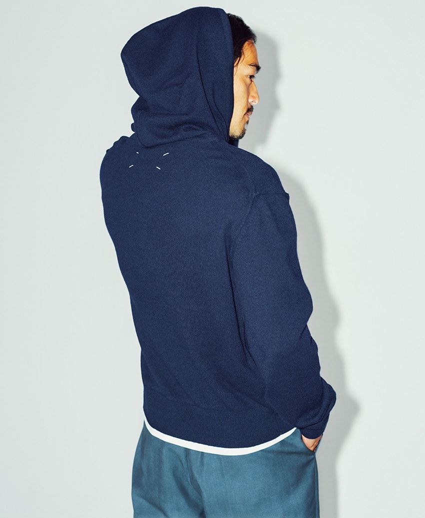 フーディーは“匂わせ”で子供っぽさを回避！マルジェラとロエベの好例アイテムで解説 - 2枚目の画像