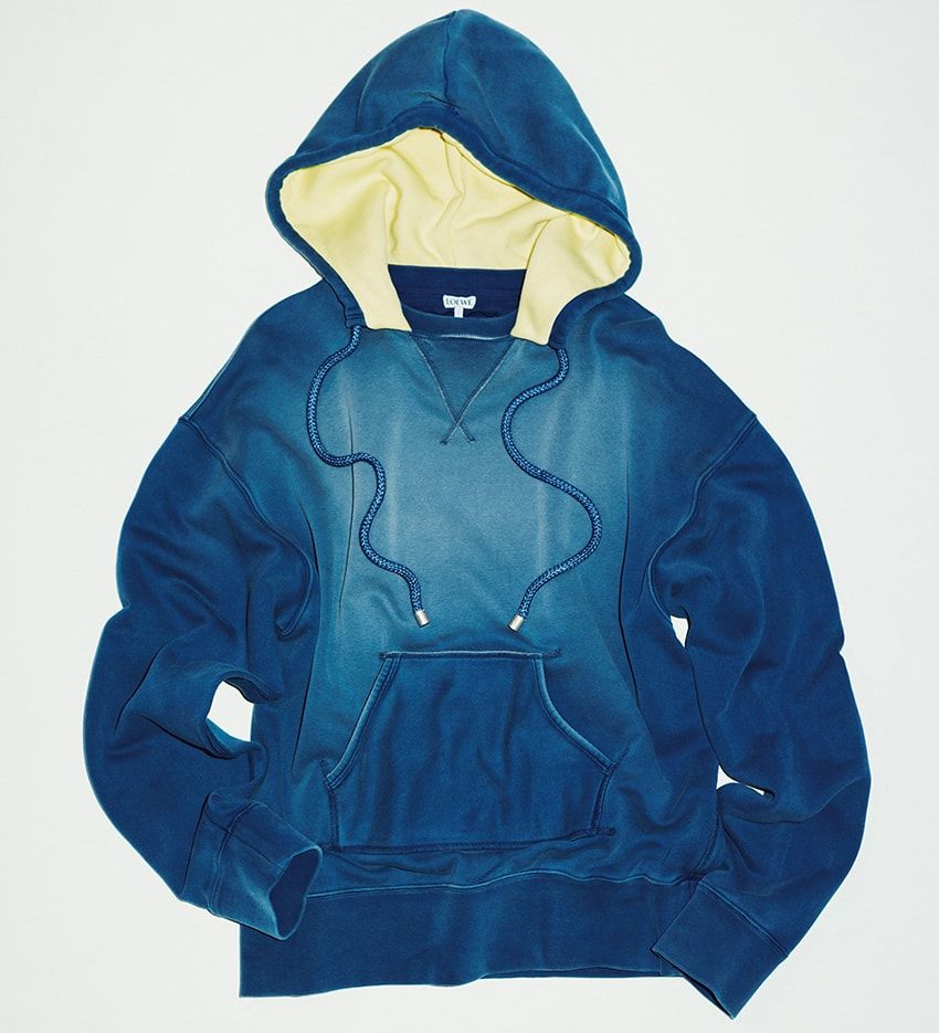 フーディーは“匂わせ”で子供っぽさを回避！マルジェラとロエベの好例アイテムで解説 - 3枚目の画像