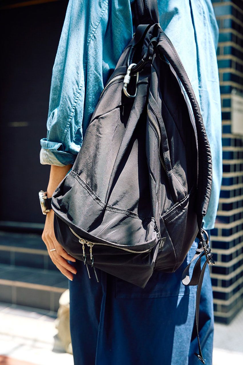 カジュアルコーデに相性抜群！ 大人のバックパックスタイルを3人の街角スナップで - 6枚目の画像