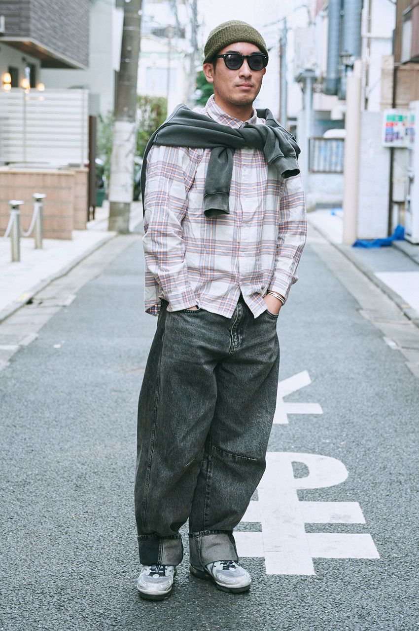 ブラックデニムは「あえてワイド」がアツい！街角の大人3名が証明する正解コーデ術 - 8枚目の画像