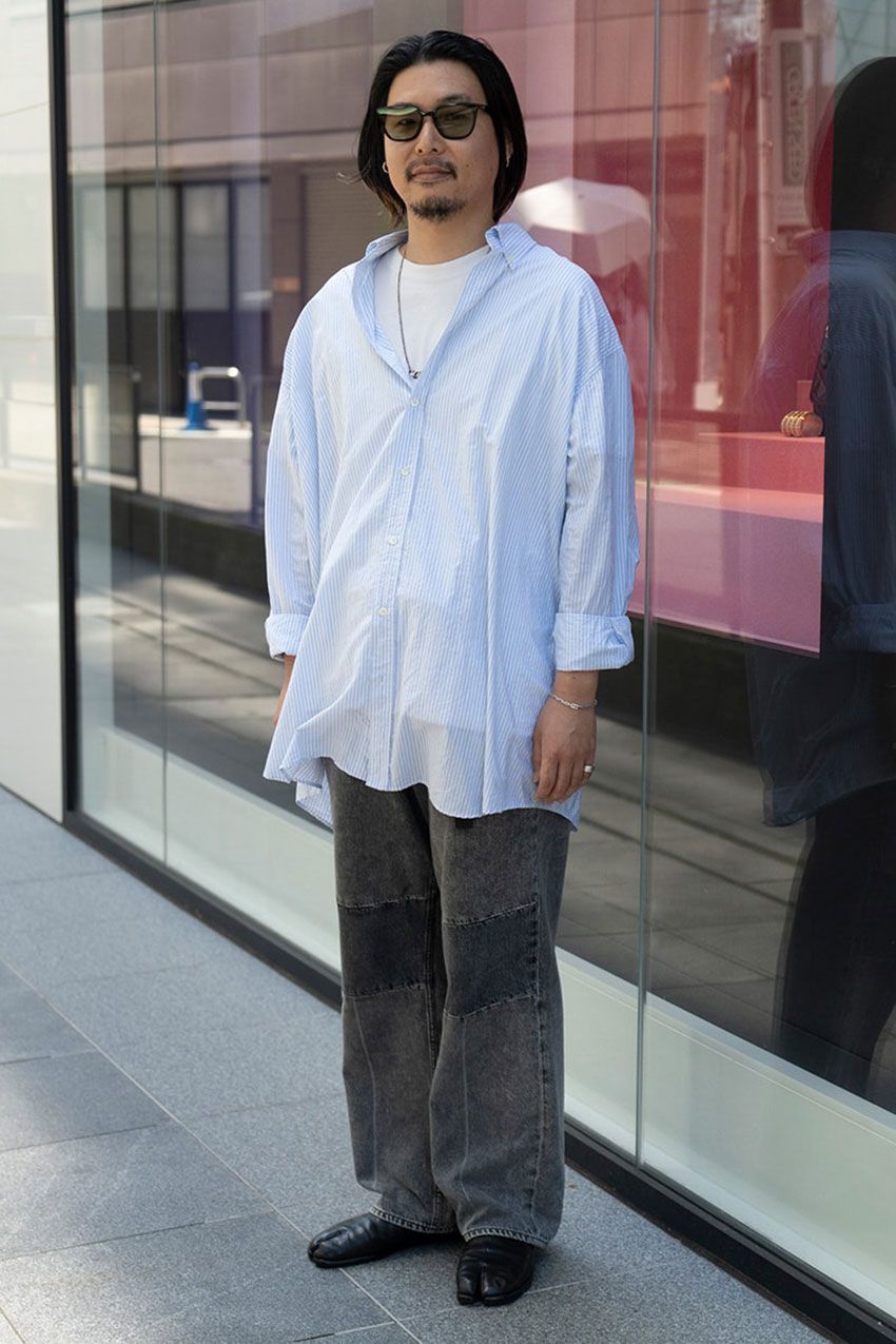 ブラックデニムは「あえてワイド」がアツい！街角の大人3名が証明する正解コーデ術 - 3枚目の画像