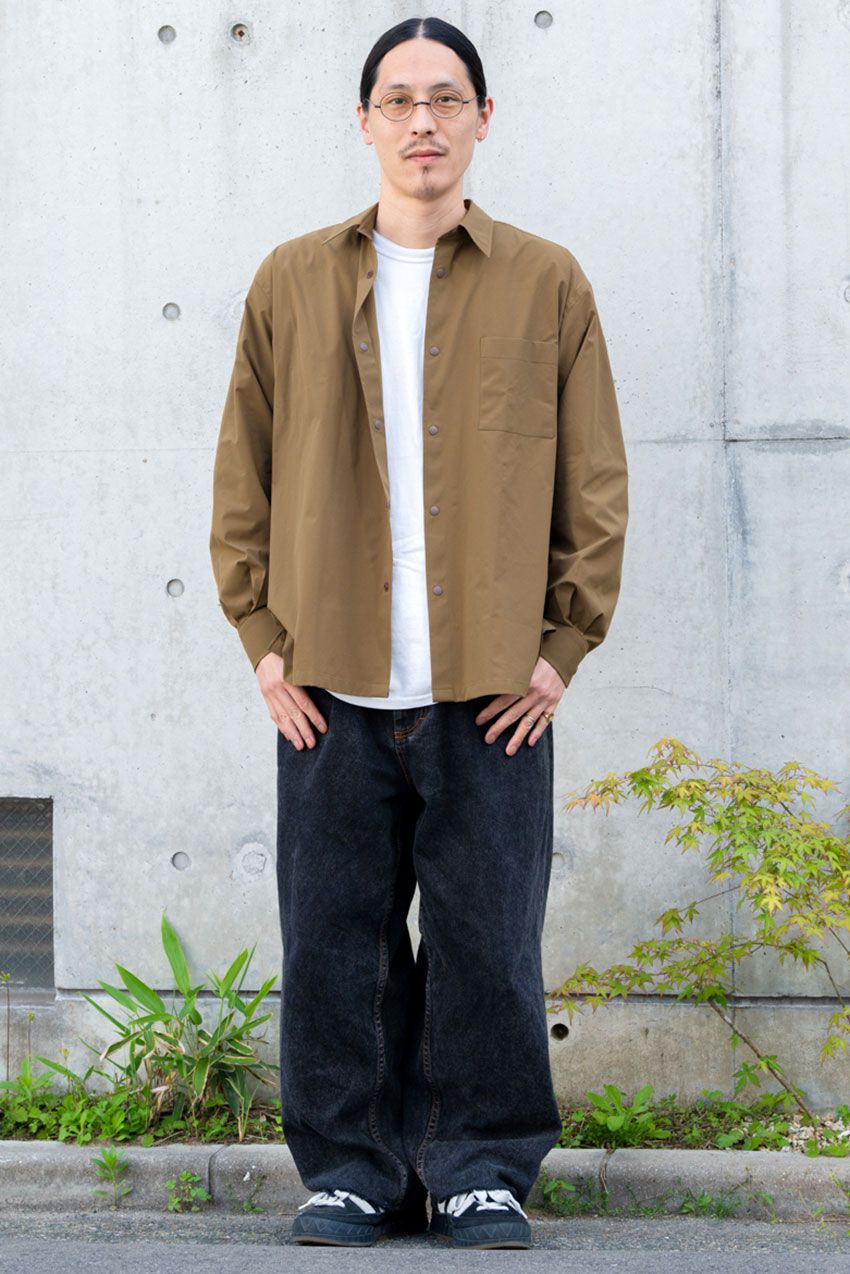 ブラックデニムは「あえてワイド」がアツい！街角の大人3名が証明する正解コーデ術 - 7枚目の画像