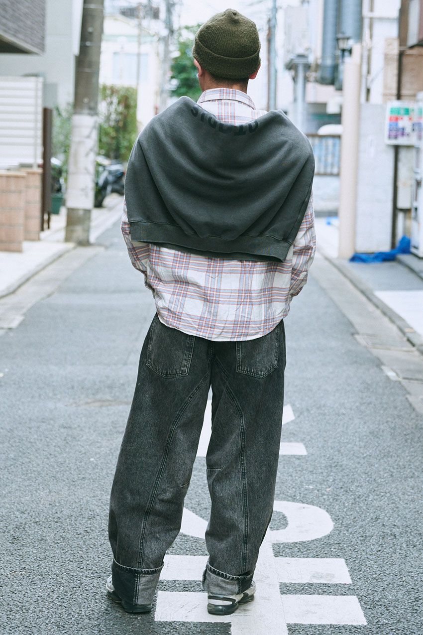 ブラックデニムは「あえてワイド」がアツい！街角の大人3名が証明する正解コーデ術 - 9枚目の画像