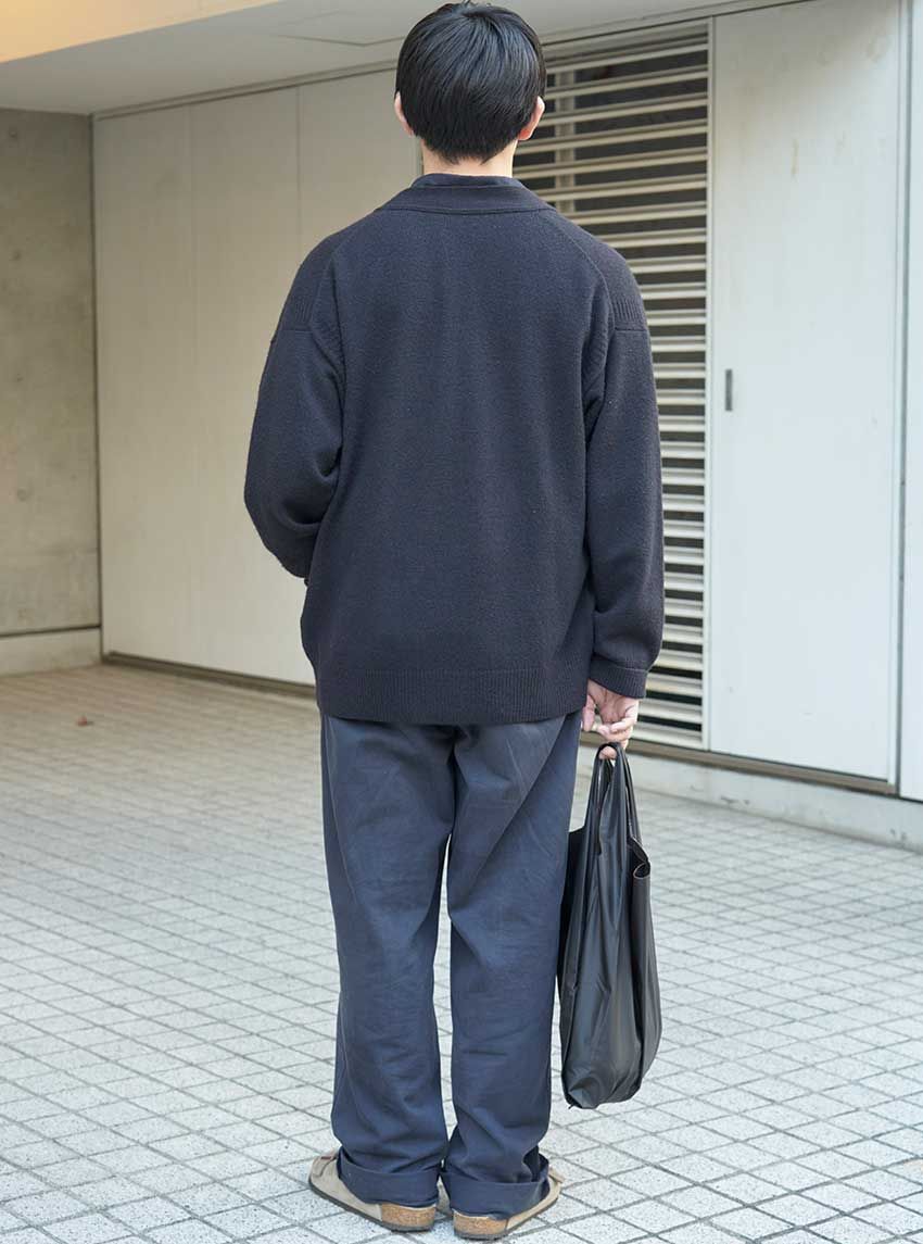 カーディガンをユルく羽織った大人コーデ3選。寒暖差激しい秋を乗り切る着こなし好サンプル - 5枚目の画像