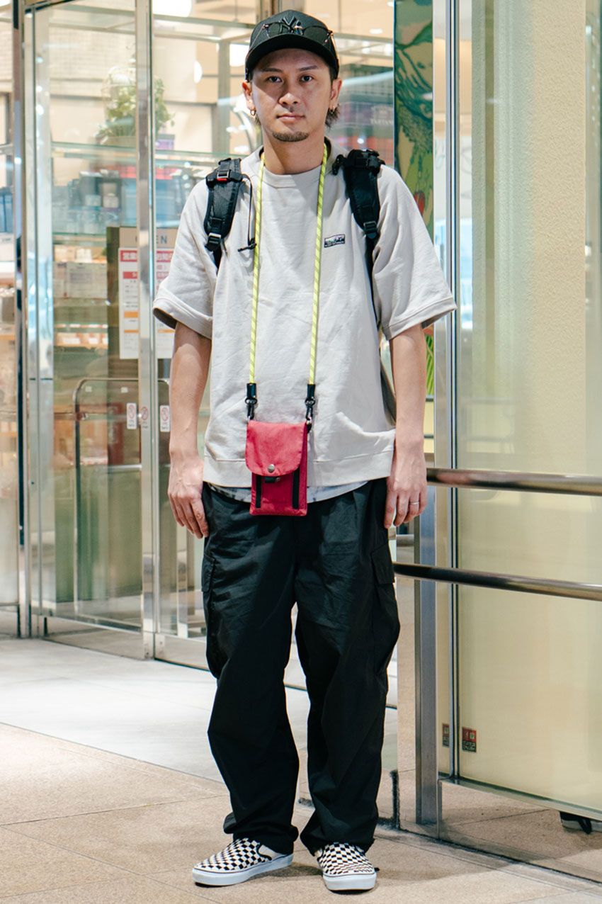 トレンドの“ネックポーチ”を取り入れた30歳以上の好スタイル3選！手ブラ派も必見の大人コーデ - 4枚目の画像