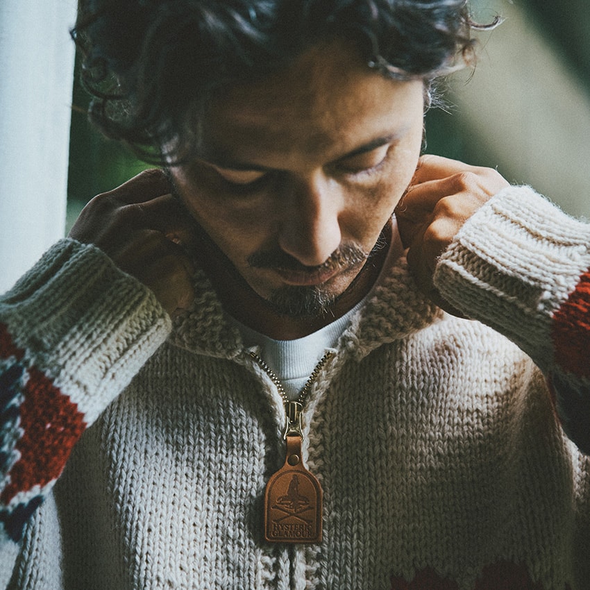 季節の変わり目に活躍するニットアイテム3選。気持ち良さと実用性で