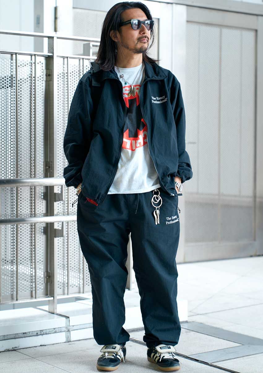 シンプルなのに洒落て見える“柄挿し”術。羽織りから覗くグラフィックがポイント - 5枚目の画像