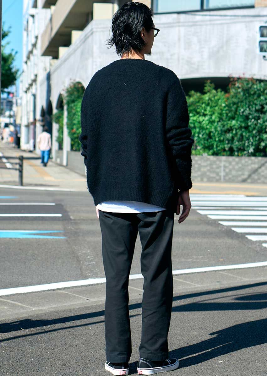 シンプルなのに洒落て見える“柄挿し”術。羽織りから覗くグラフィックがポイント - 3枚目の画像