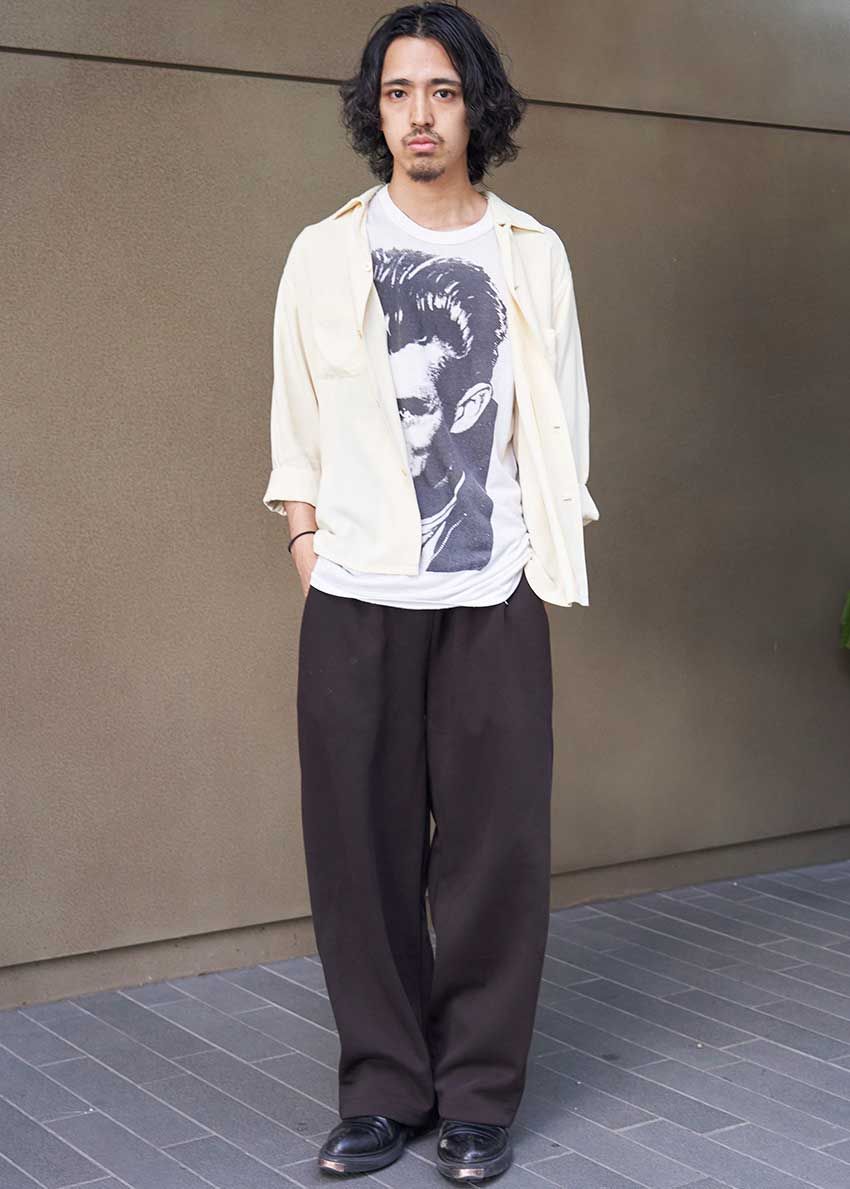 シンプルなのに洒落て見える“柄挿し”術。羽織りから覗くグラフィックがポイント - 8枚目の画像