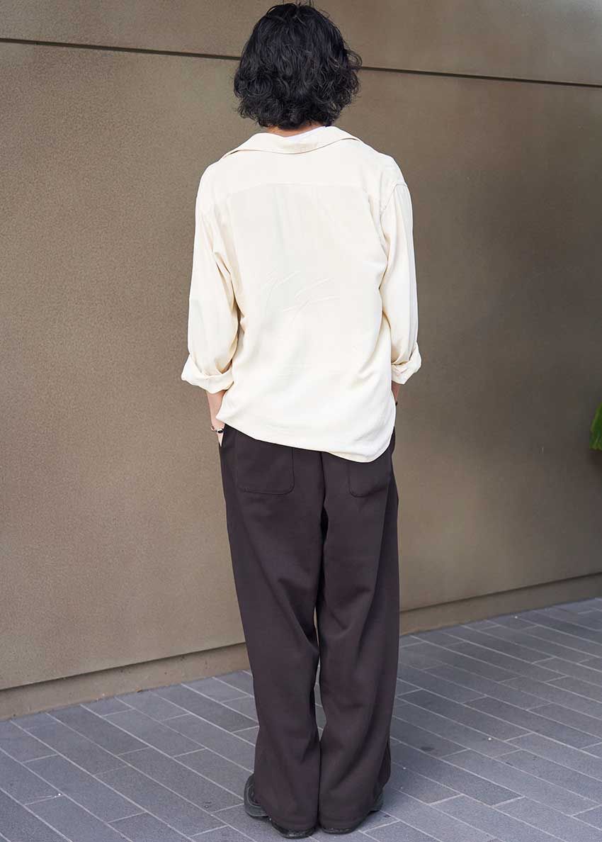 シンプルなのに洒落て見える“柄挿し”術。羽織りから覗くグラフィックがポイント - 9枚目の画像