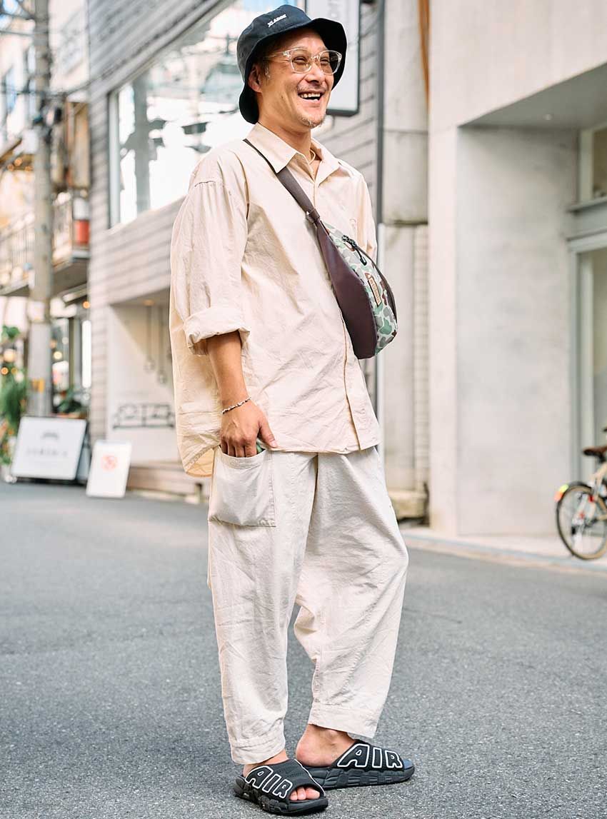 “ワントーンコーデ”で大人っぽく洒落るコツを3人のスナップで！【ネイビー、ベージュ、ブラック編】 - 5枚目の画像