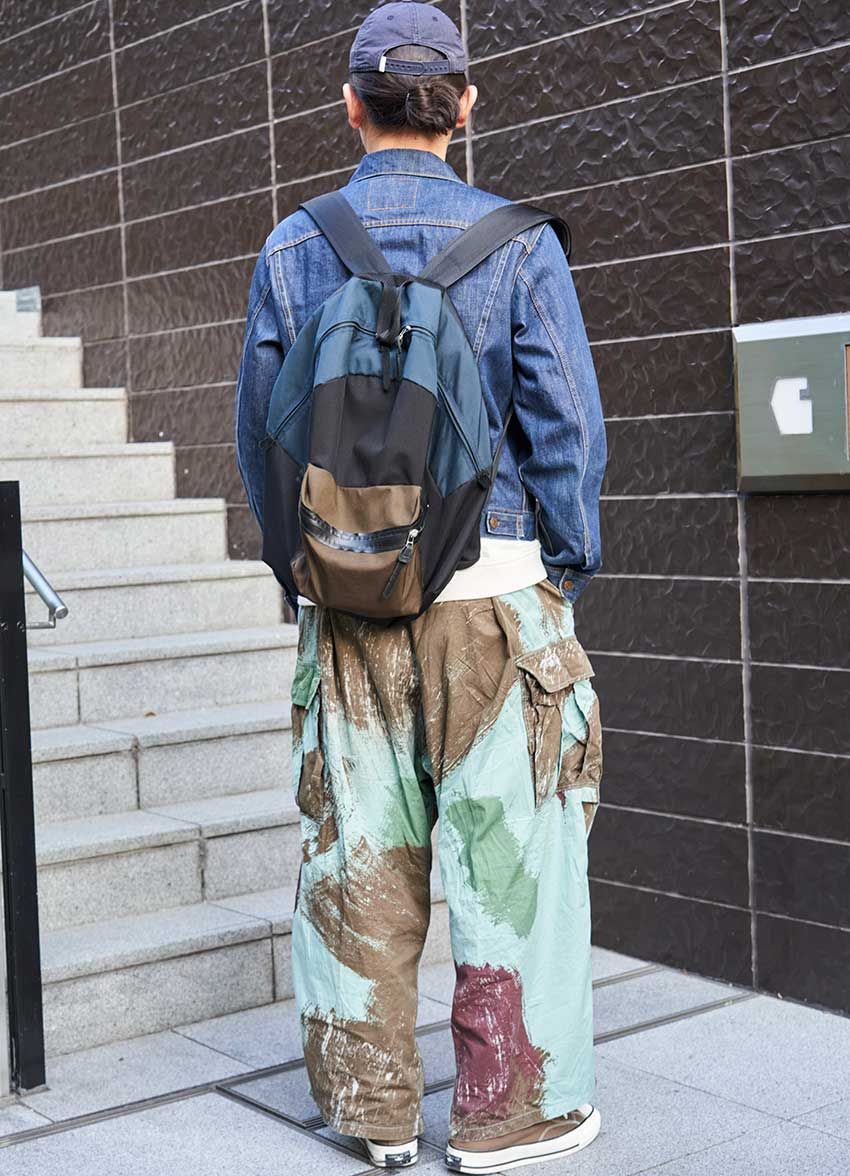 個性派パンツで遊びを加えた「Gジャンスタイル」3選！着こなしのポイントは“繋ぎの白” - 6枚目の画像