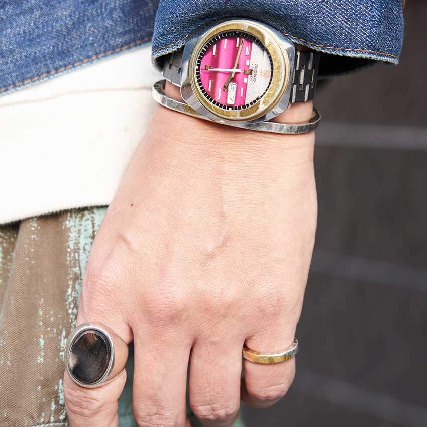 個性派パンツで遊びを加えた「Gジャンスタイル」3選！着こなしのポイントは“繋ぎの白” - 7枚目の画像