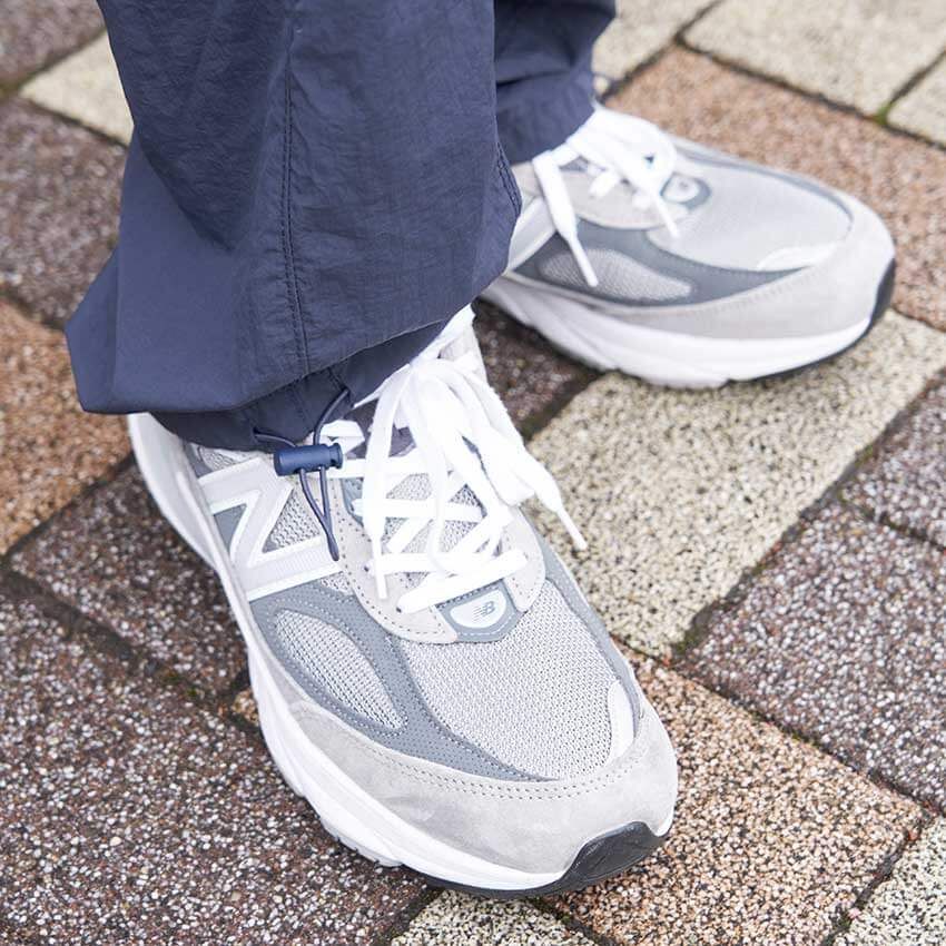 モノトーンコーデに「サロモン」を挿す！街角の洒落者3人に見るリアル足元事情 - 1枚目の画像