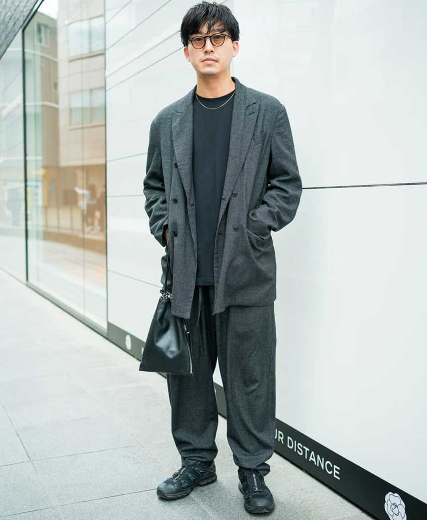 モノトーンコーデに「サロモン」を挿す！街角の洒落者3人に見るリアル足元事情 - 7枚目の画像