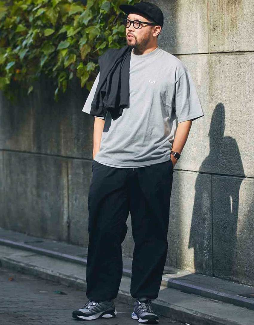 モノトーンコーデに「サロモン」を挿す！街角の洒落者3人に見るリアル足元事情 - 5枚目の画像