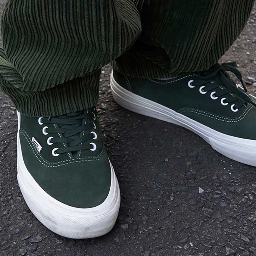 秋冬に大活躍！ラクに洒落る“コーデュロイパンツ”。街角の大人に学ぶコーデ好例3選 - 1枚目の画像