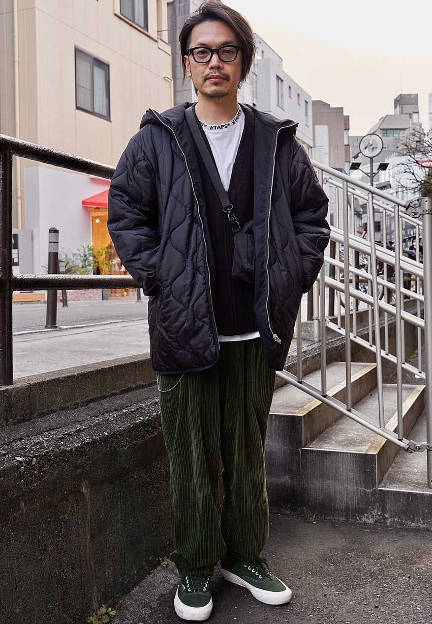 秋冬に大活躍！ラクに洒落る“コーデュロイパンツ”。街角の大人に学ぶコーデ好例3選 - 3枚目の画像