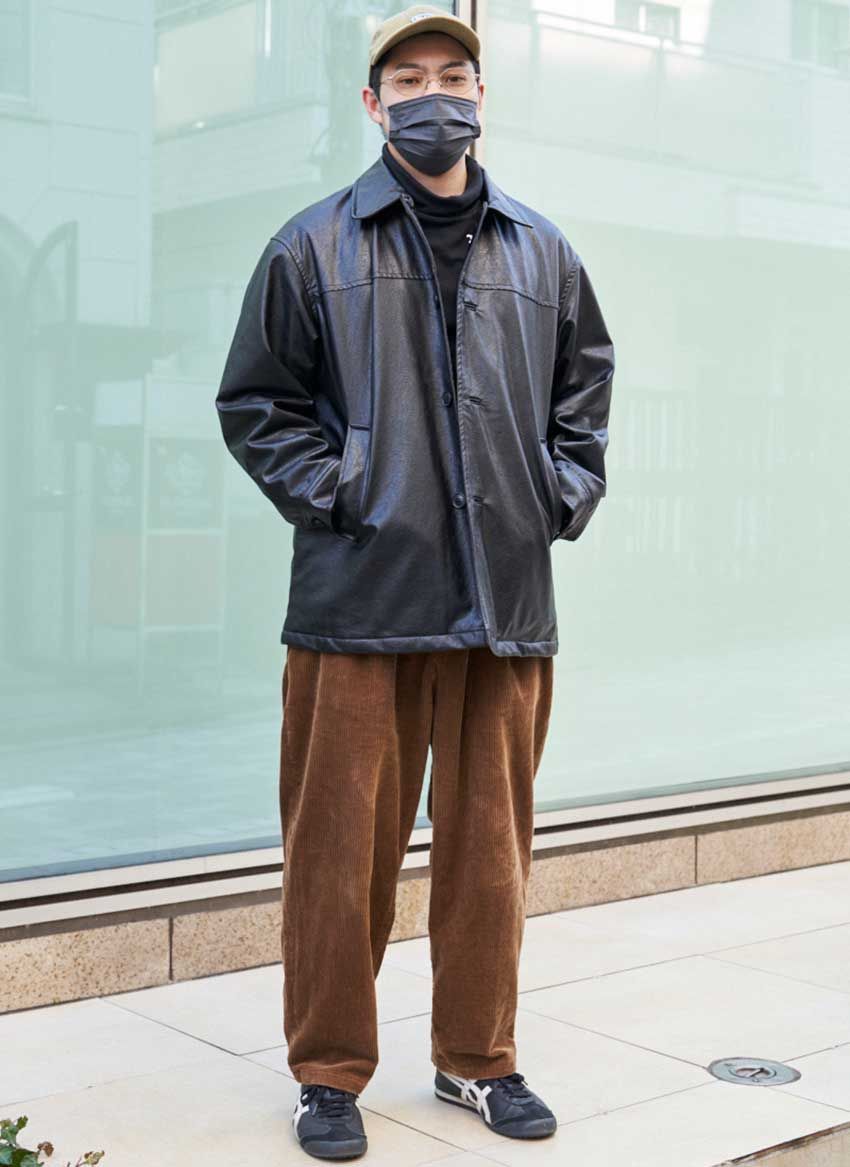 秋冬に大活躍！ラクに洒落る“コーデュロイパンツ”。街角の大人に学ぶコーデ好例3選 - 6枚目の画像