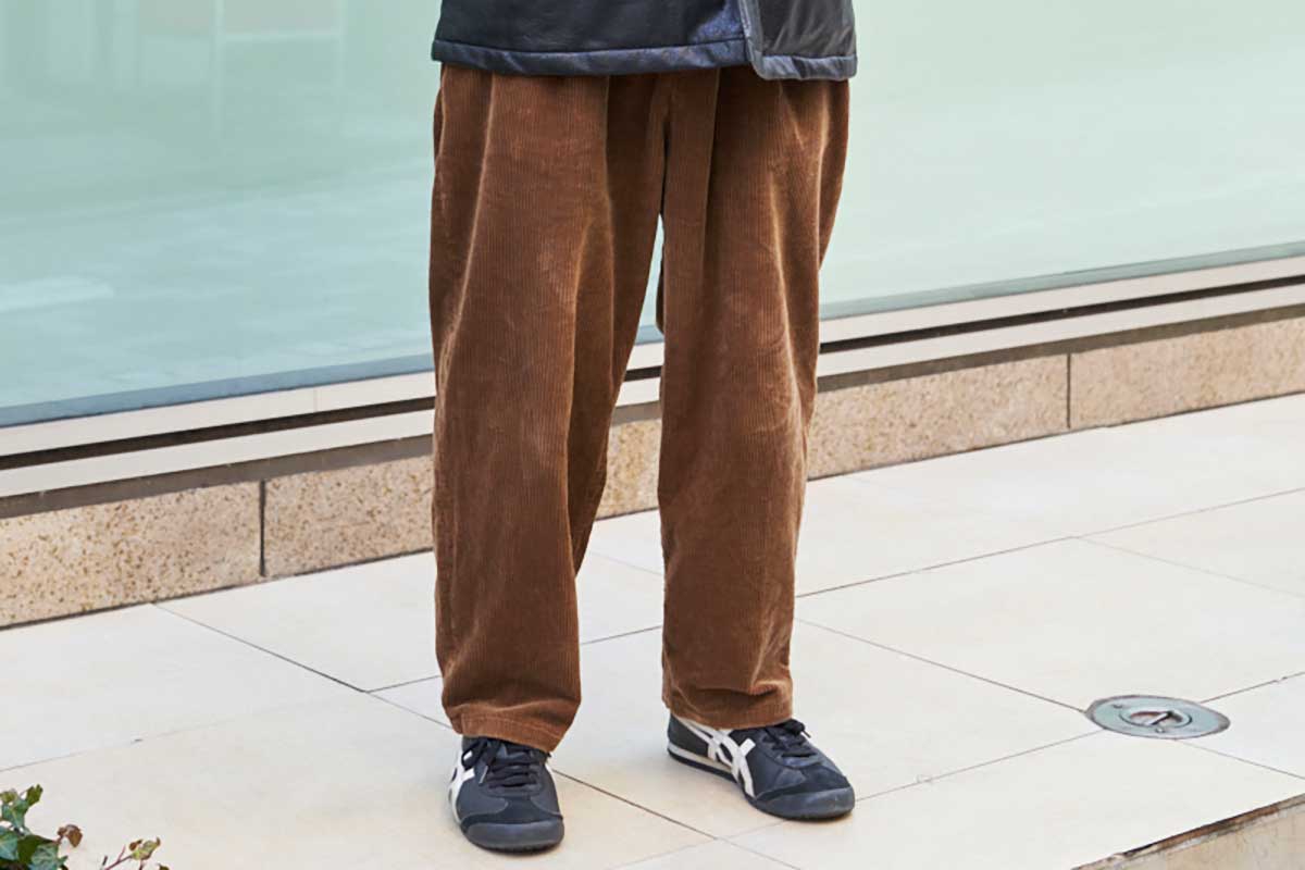 秋冬に大活躍！ラクに洒落る“コーデュロイパンツ”。街角の大人に学ぶ