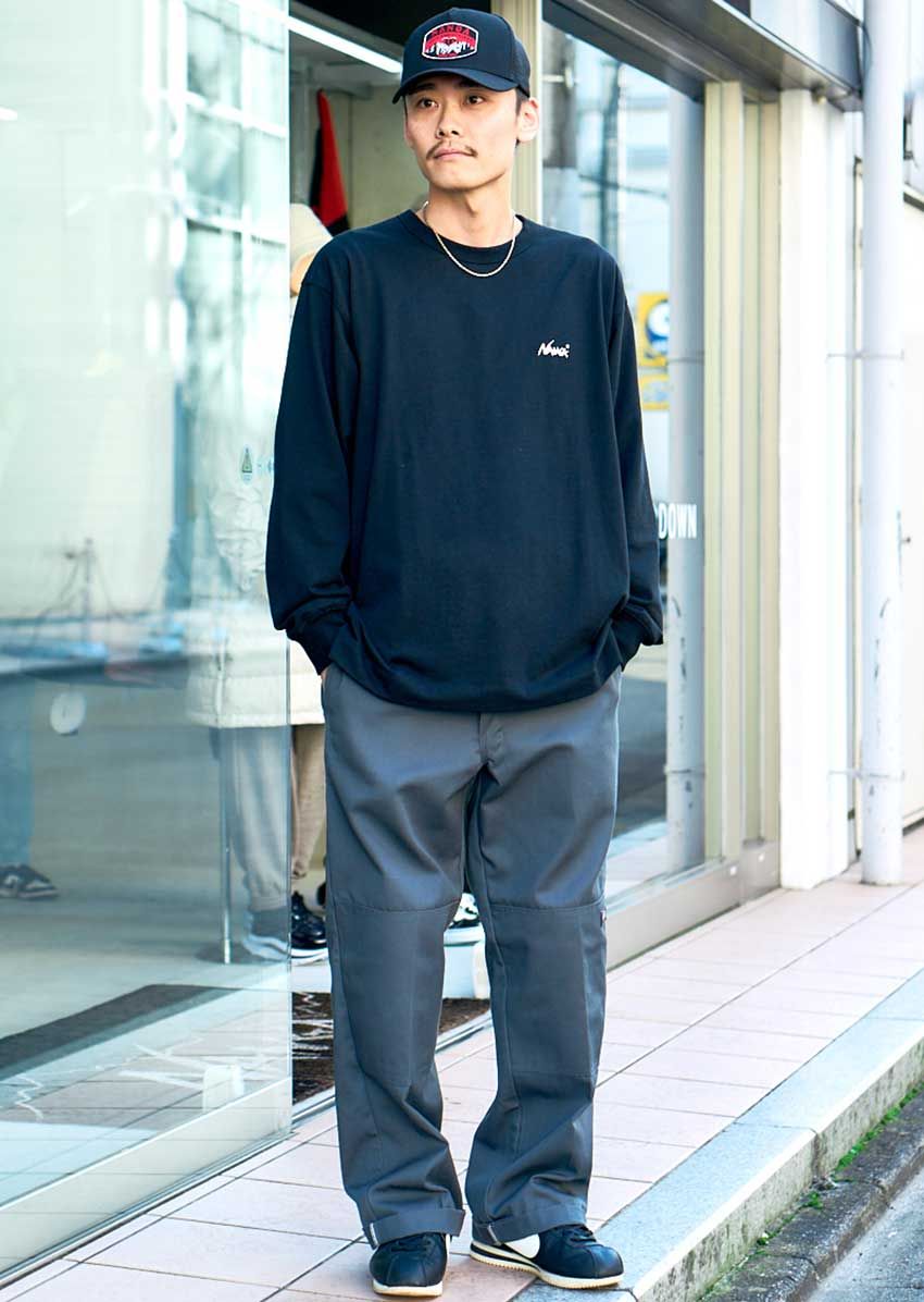 【20、30代】「ダブルニーのディッキーズ」が増殖中！“膝タグ”が光る街角の3コーデ - 2枚目の画像