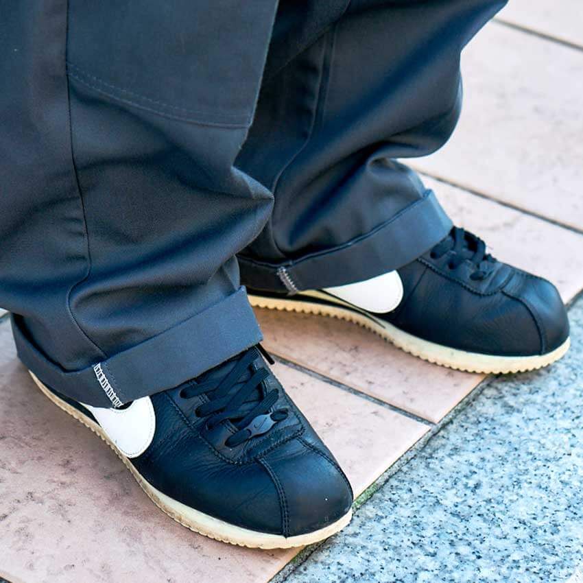 【20、30代】「ダブルニーのディッキーズ」が増殖中！“膝タグ”が光る街角の3コーデ - 4枚目の画像