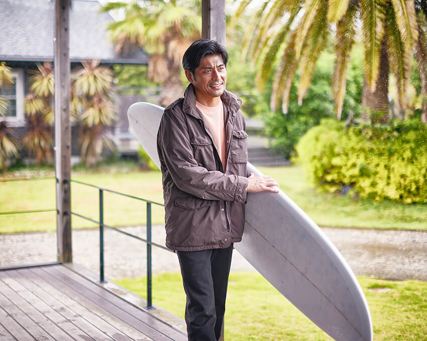 坂口憲二のライフスタイルに寄り添うアスペジの新作アウター。「大人の