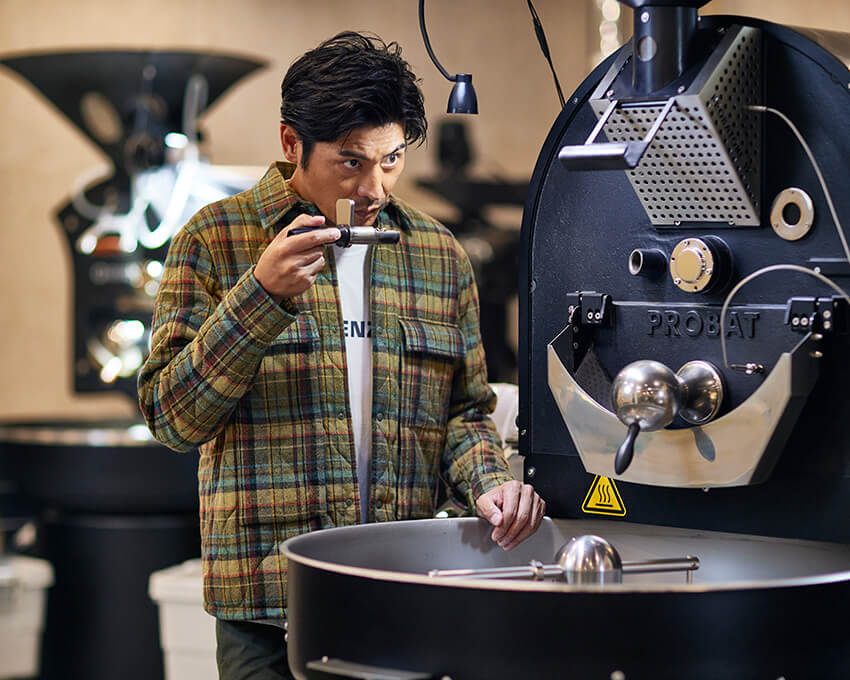 坂口憲二のライフスタイルに寄り添うアスペジの新作アウター。「大人の