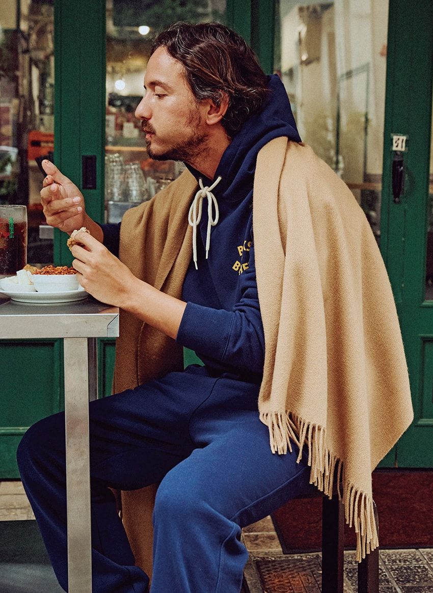 大判ストールがアウターに！手軽で身軽に“ワンマイルコーデ”にバサッと肩掛け - 4枚目の画像