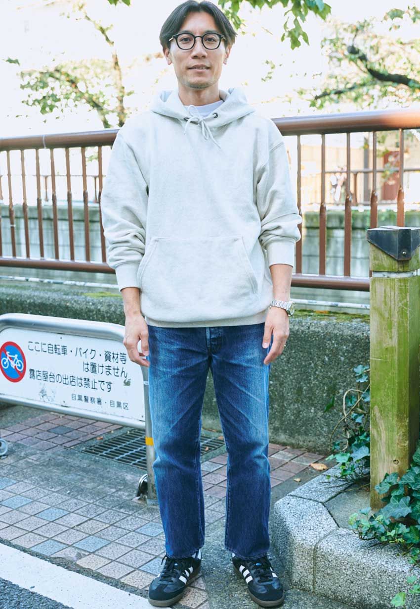 【先週末のみんなのコーデ】スウェットで街歩きする人多数！ まだアウターは不要かも⁉︎ - 2枚目の画像