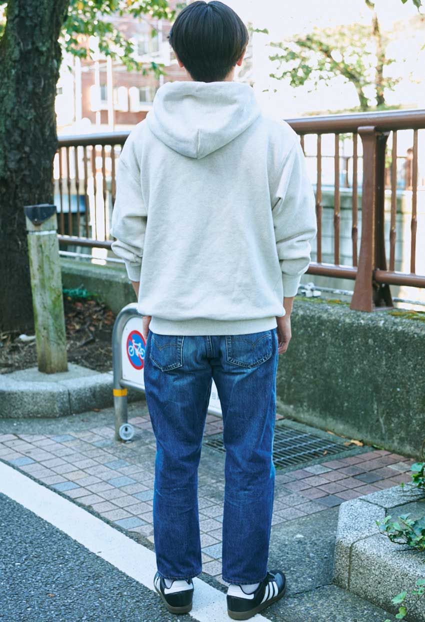 【先週末のみんなのコーデ】スウェットで街歩きする人多数！ まだアウターは不要かも⁉︎ - 3枚目の画像