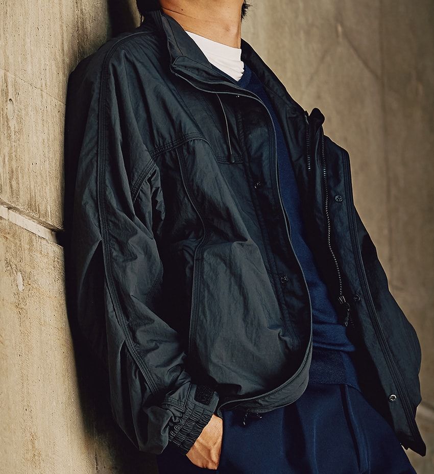 “黒アウター”を一点投入するだけ！ネイビーのワントーンコーデに奥行きと新鮮味が出る方法 - 2枚目の画像