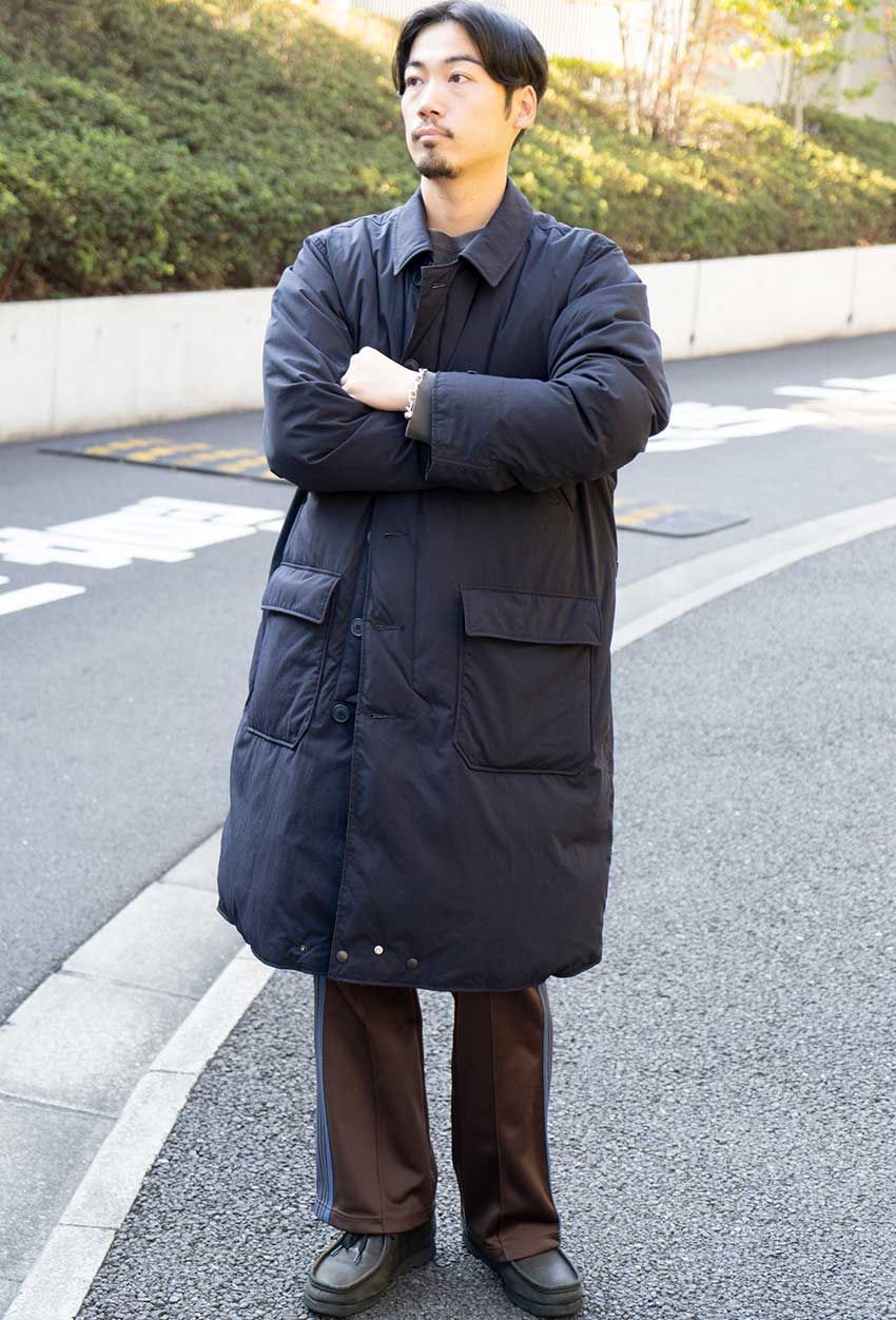 【30、40代】街角の3人のスナップに見る、大人の“ニードルズ”トラックパンツの最適解 - 6枚目の画像