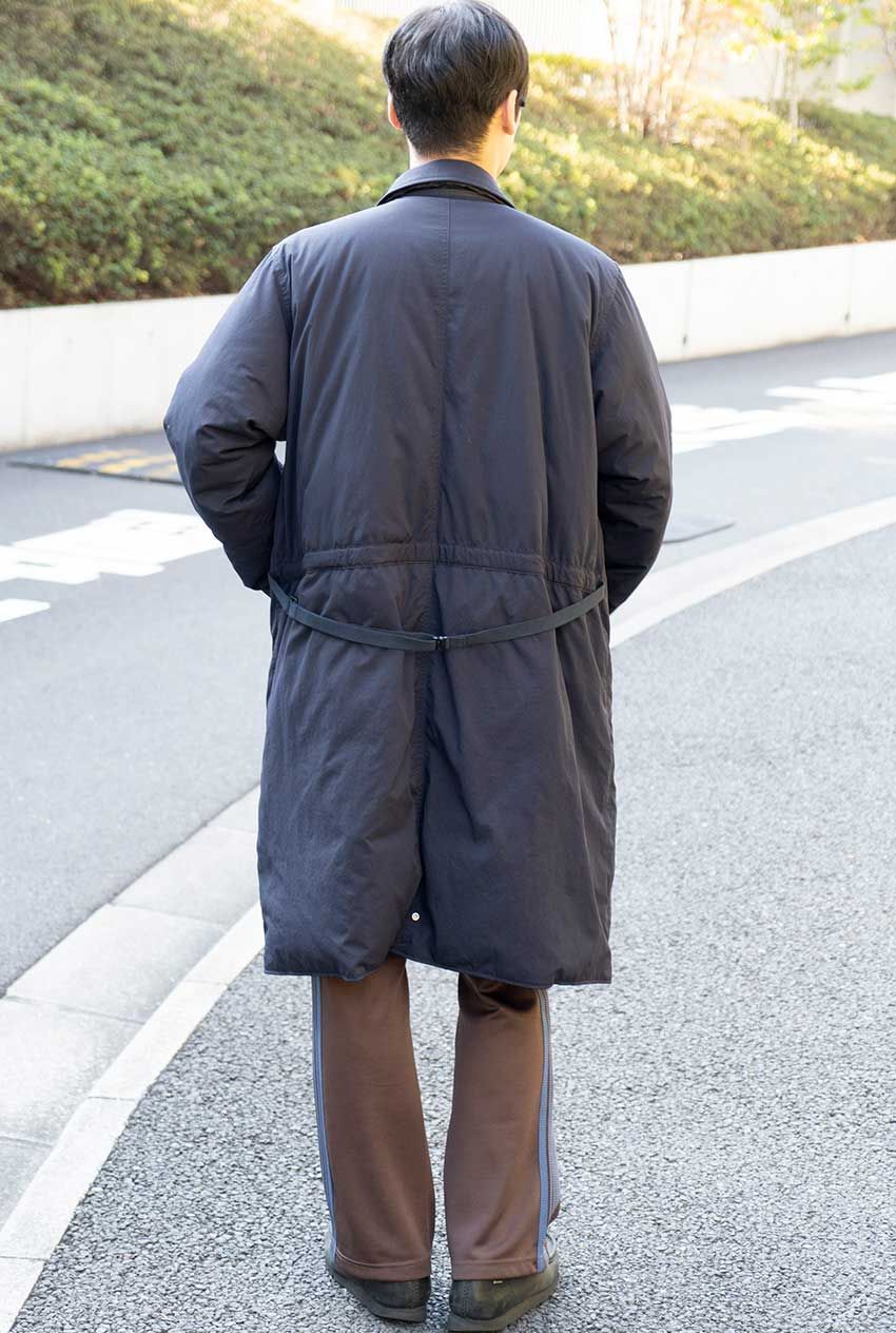 【30、40代】街角の3人のスナップに見る、大人の“ニードルズ”トラックパンツの最適解 - 8枚目の画像