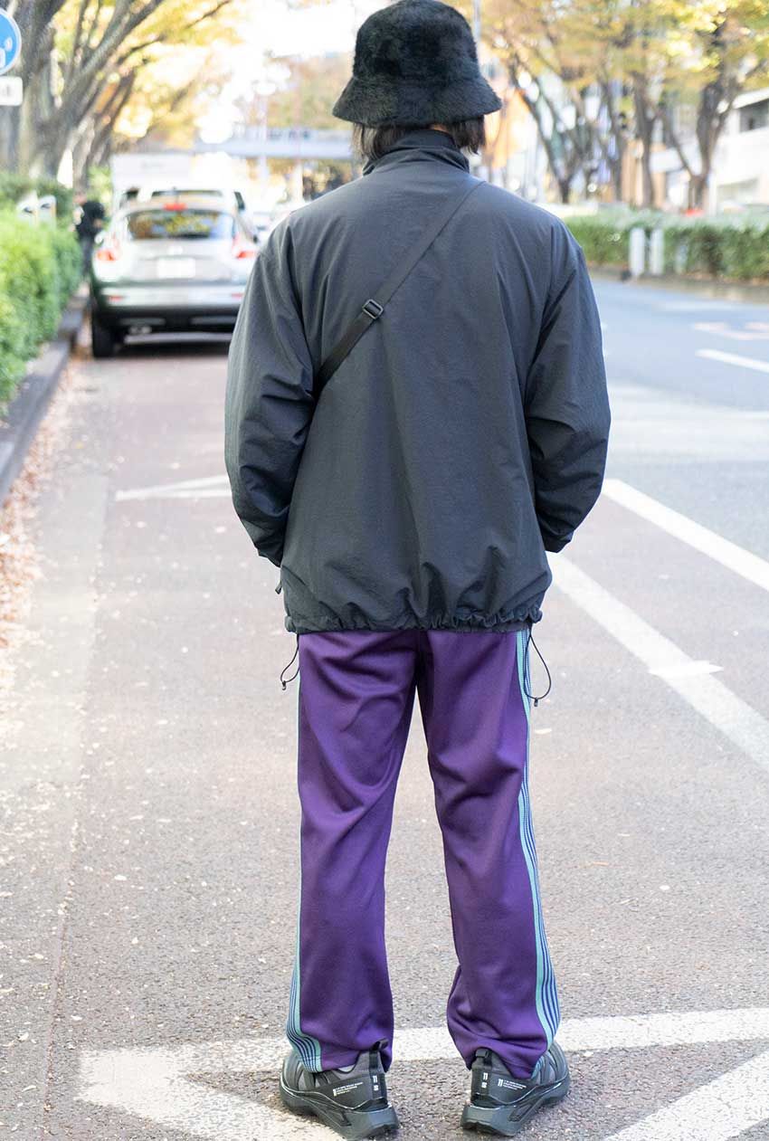 【30、40代】街角の3人のスナップに見る、大人の“ニードルズ”トラックパンツの最適解 - 5枚目の画像