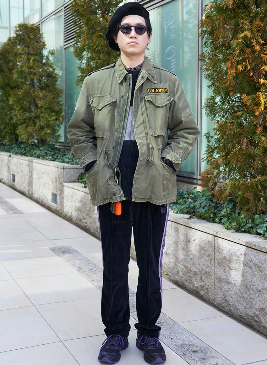 【30、40代】街角の3人のスナップに見る、大人の“ニードルズ”トラックパンツの最適解 - 9枚目の画像