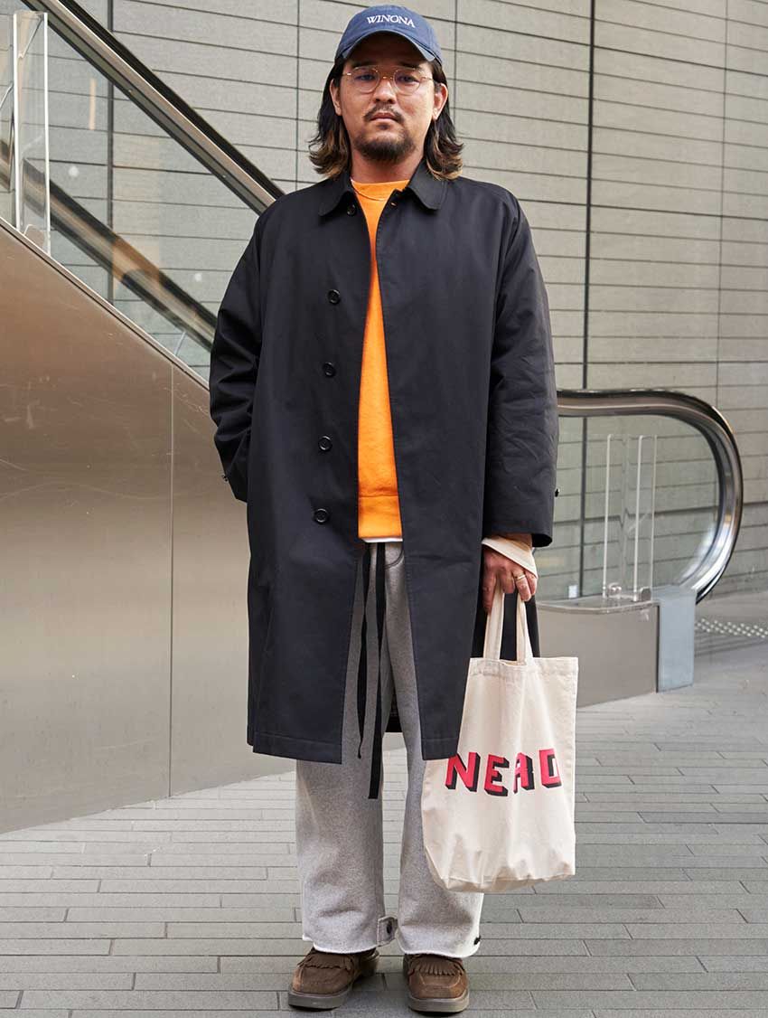 秋冬の挿し色は”モノトーンにオレンジ”が効果絶大！街角の洒落者3人のコーデ例 - 2枚目の画像